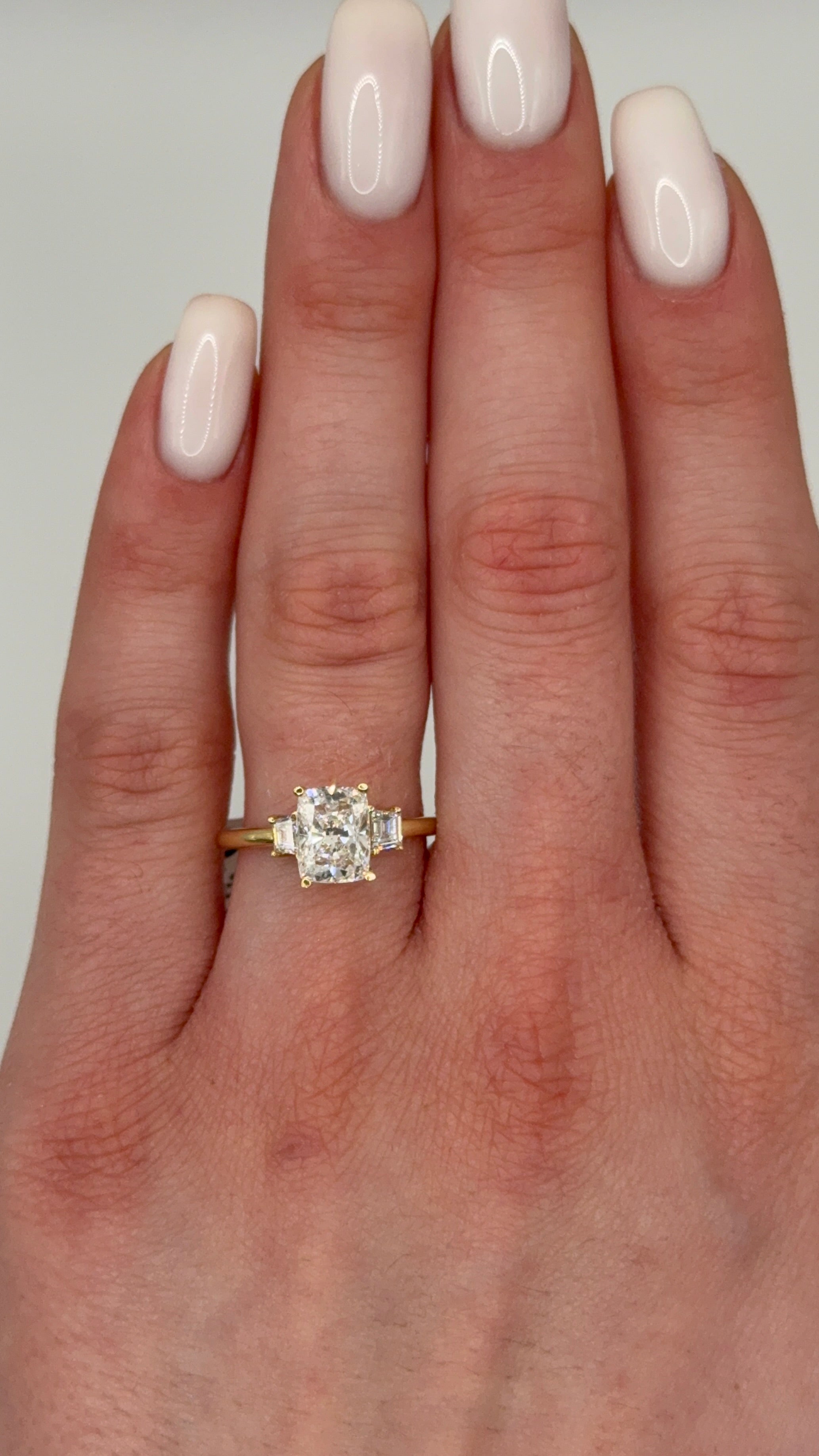 Pierścionek z trio "Grace" ze szmaragdami i poduszką 1,74 ct