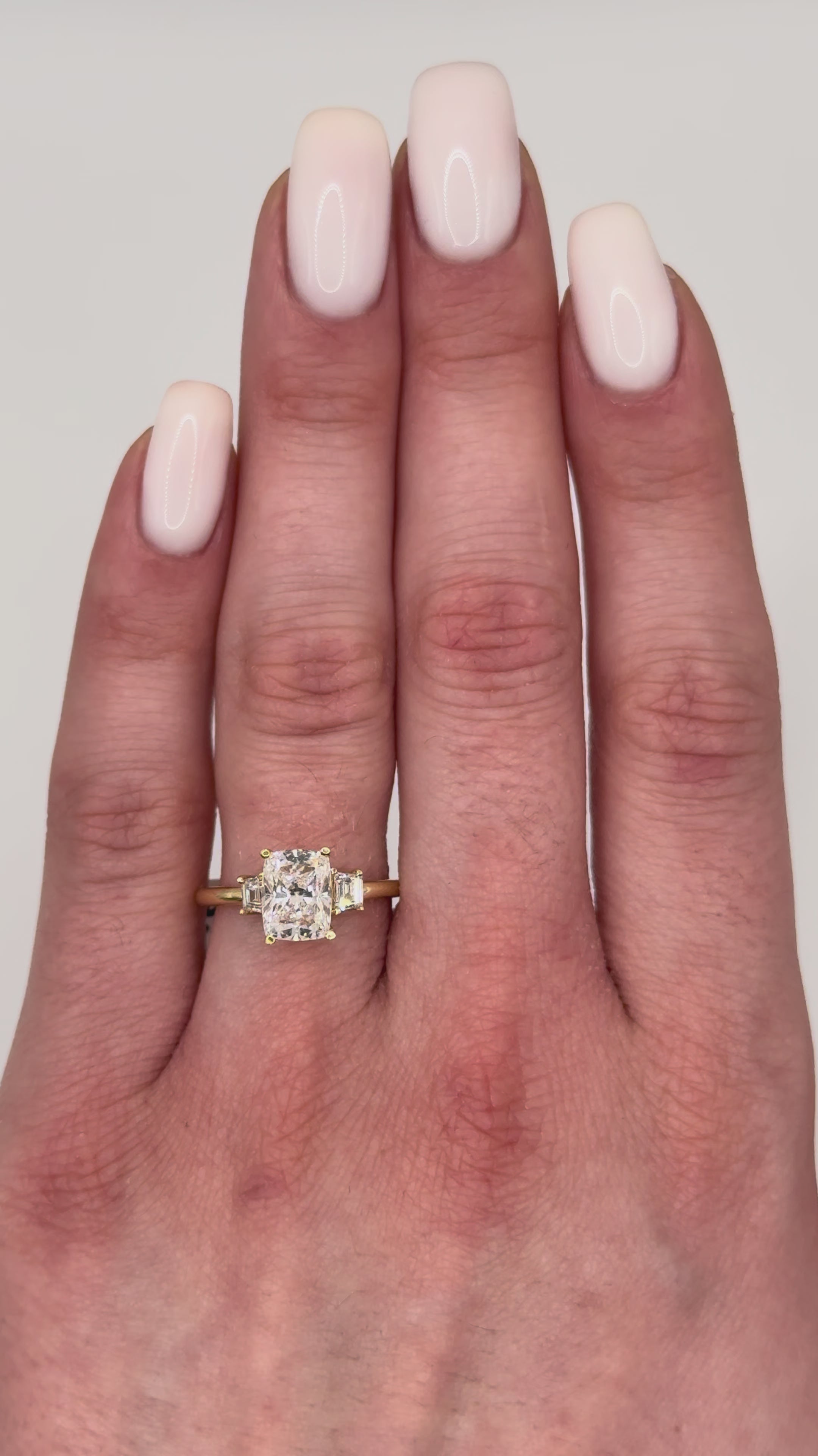 Pierścionek z trio "Grace" ze szmaragdami i poduszką 1,74 ct